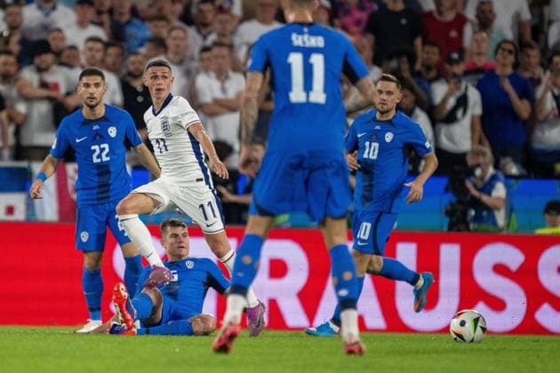 GER, EURO 2024, Group C, England (GBR) vs Slowenien (SUI) 25.06.2024, Cologne Stadium, Koeln, GER, EURO 2024, Group C, England (GBR) vs Slowenien (SUI) Im Bild: Phil Foden (England GBR, 11); im Zweikampf, Duell, Dynamik, Aktion, Action, Spielszene; Gestik, Mimik, Emotionen;