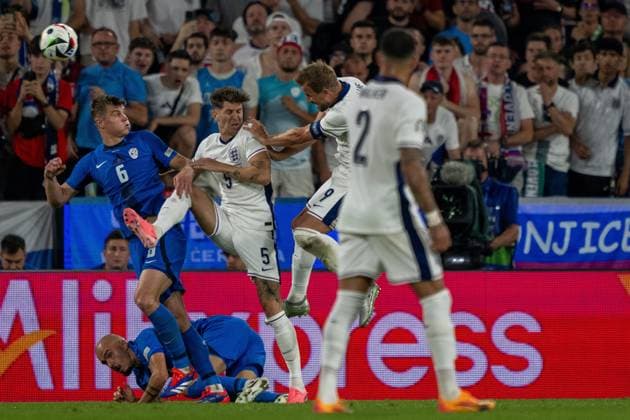 GER, EURO 2024, Group C, England (GBR) vs Slowenien (SUI) 25.06.2024, Cologne Stadium, Koeln, GER, EURO 2024, Group C, England (GBR) vs Slowenien (SUI) Im Bild: Harry Kane (England GBR, 09); John Stone (England GBR, 05); Jaka Bijol (Slowenien SLO, 06); Kopfball Kopfballduell; Dynamik, Aktion, Action, Spielszene; Gestik, Mimik, Emotionen;