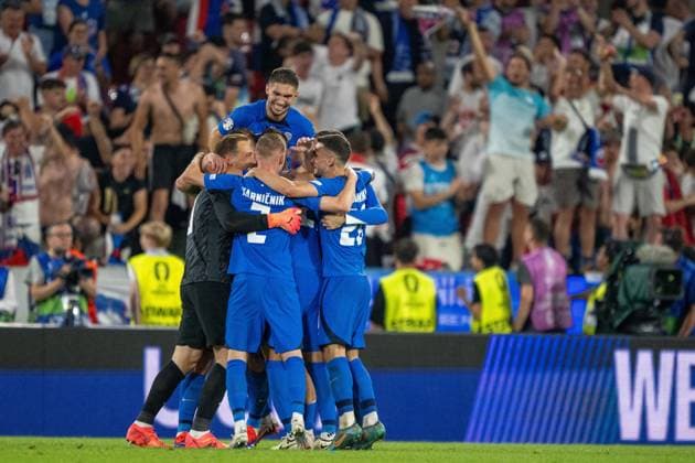 GER, EURO 2024, Group C, England (GBR) vs Slowenien (SUI) 25.06.2024, Cologne Stadium, Koeln, GER, EURO 2024, Group C, England (GBR) vs Slowenien (SUI) Im Bild: Der Jubel der slowenischen Mannschaft nach dem Spiel gleicht einem Siegesjubel Siegesfreude Glück Freude Joy Gestik, Mimik, Emotionen;