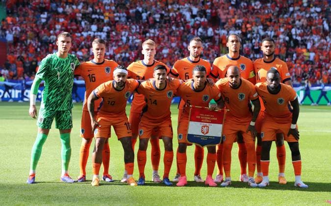 Sport Bilder des Tages Startelf: h.v.l. Torwart Bart Verbruggen, Joey Veerman, Jerdy Schouten, Stefan de Vrij, Virgil van Dijk, Cody Gakpo, v.v.l. Memphis Depay, Tijjani Reijnders, Virgil van Dijk, Donyell Malen, Lutsharel Geertruida Fußball Fussball Europameisterschaft Euro 2024 EM Herren Saison 2023 2024 25.06.2024 Niederlande NED vs. Österreich AUT in Berlin DFL regulations prohibit any use of photographs as image sequences and or quasi-video.