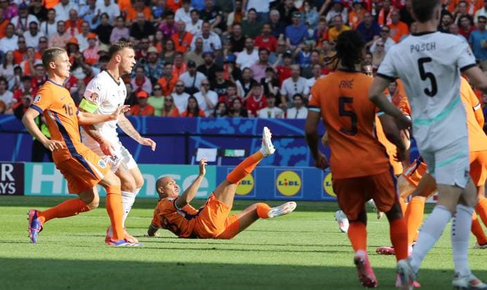 Mitte Donyell Malen erzielt dasEigent Tor zum 0:1 Fußball Fussball Europameisterschaft Euro 2024 EM Herren Saison 2023 2024 25.06.2024 Niederlande NED vs. Österreich AUT in Berlin DFL regulations prohibit any use of photographs as image sequences and or quasi-video.