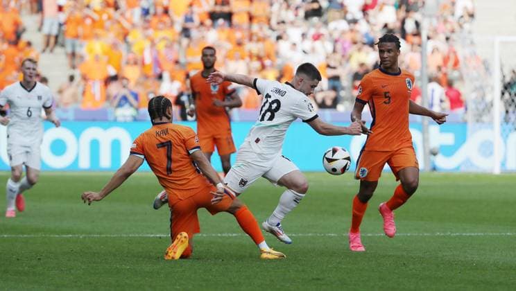 Xavi Simons, Romano Schmid, Nathan Ake Zweikampf Spielszene Aktion Fußball Fussball Europameisterschaft Euro 2024 EM Herren Saison 2023 2024 25.06.2024 Niederlande NED vs. Österreich AUT in Berlin DFL regulations prohibit any use of photographs as image sequences and or quasi-video.