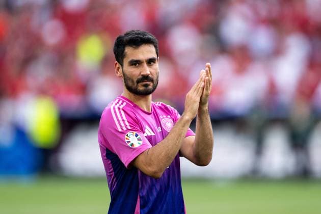Ilkay Guendogan (Deutschland, 21) im pinken Adidas Ausweichtrikot, bedankt sich nach dem Sieg bei den Fans, GER, Germany (GER) vs. Ungarn (HUN), Fussball Europameisterschaft, UEFA EURO, EM, Europameisterschaft,Fussball 2024, Gruppe A, 2. Spieltag, 19.06.2024 GER, Germany (GER) vs. Ungarn (HUN), Fussball Europameisterschaft, UEFA EURO 2024, Gruppe A, 2. Spieltag, 19.06.2024 Stuttgart Copyright: xEibner-Pressefoto Memmlerx EP_MMR