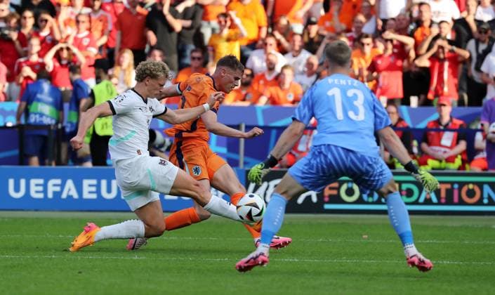 Leopold Querfeld, Micky van de Ven, Torwart Patrick Pentz Zweikampf Spielszene Aktion Fußball Fussball Europameisterschaft Euro 2024 EM Herren Saison 2023 2024 25.06.2024 Niederlande NED vs. Österreich AUT in Berlin DFL regulations prohibit any use of photographs as image sequences and or quasi-video.