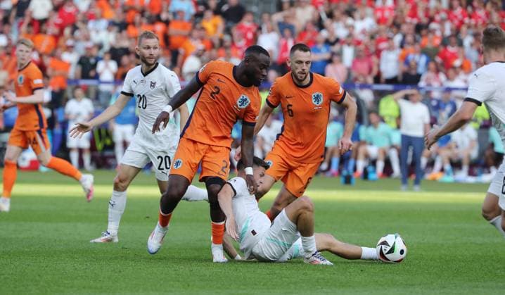 Konrad Laimer, Lutsharel Geertruida, Christoph Baumgartner, Stefan de Vrij Zweikampf Spielszene Aktion Fußball Fussball Europameisterschaft Euro 2024 EM Herren Saison 2023 2024 25.06.2024 Niederlande NED vs. Österreich AUT in Berlin DFL regulations prohibit any use of photographs as image sequences and or quasi-video.