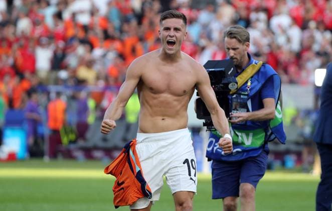 Christoph Baumgartner, Österreich Mannschaft feiert Sieg vor den Fans Freude Emotion Jubel nach Spielende Fußball Fussball Europameisterschaft Euro 2024 EM Herren Saison 2023 2024 25.06.2024 Niederlande NED vs. Österreich AUT in Berlin DFL regulations prohibit any use of photographs as image sequences and or quasi-video.