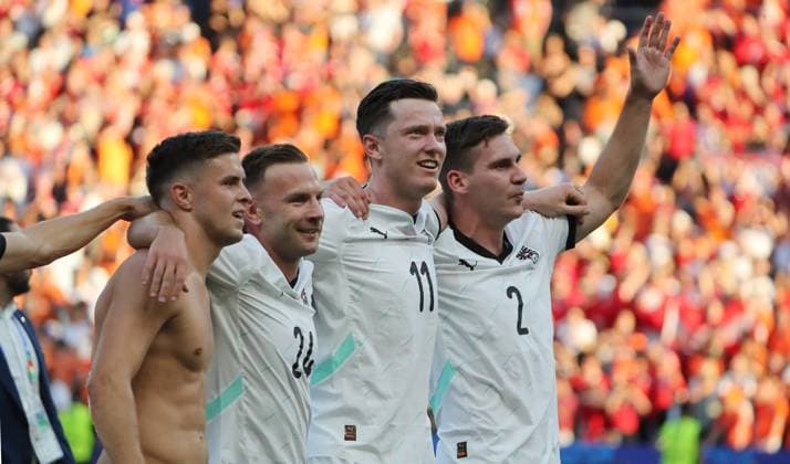 Christoph Baumgartner, Andreas Weimann, Michael Gregoritsch, Maximilian Wöber, Österreich Mannschaft feiert Sieg vor den Fans Freude Emotion Jubel nach Spielende Fußball Fussball Europameisterschaft Euro 2024 EM Herren Saison 2023 2024 25.06.2024 Niederlande NED vs. Österreich AUT in Berlin DFL regulations prohibit any use of photographs as image sequences and or quasi-video.