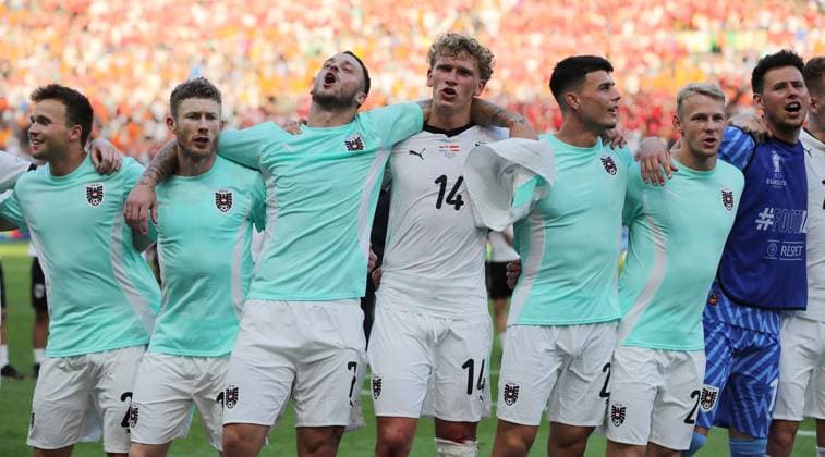 Matthias Seidl, Florian Kainz, Marko Arnautovic, Leopold Querfeld, Flavius Daniliuc, Marco Grüll, Torwart Heinz Lindner, Torwart Heinz Lindner, Österreich Mannschaft feiert Sieg vor den Fans Freude Emotion Jubel nach Spielende Fußball Fussball Europameisterschaft Euro 2024 EM Herren Saison 2023 2024 25.06.2024 Niederlande NED vs. Österreich AUT in Berlin DFL regulations prohibit any use of photographs as image sequences and or quasi-video.