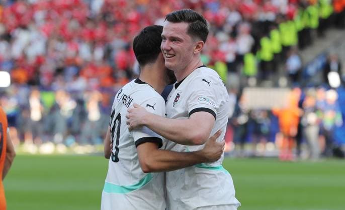 Florian Grillitsch, Michael Gregoritsch, Österreich Mannschaft feiert Sieg vor den Fans Freude Emotion Jubel nach Spielende Fußball Fussball Europameisterschaft Euro 2024 EM Herren Saison 2023 2024 25.06.2024 Niederlande NED vs. Österreich AUT in Berlin DFL regulations prohibit any use of photographs as image sequences and or quasi-video.