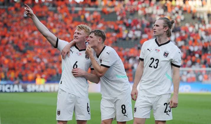 Nicolas Seiwald, Alexander Prass, Patrick Wimmer, Österreich Mannschaft feiert Sieg vor den Fans Freude Emotion Jubel nach Spielende Fußball Fussball Europameisterschaft Euro 2024 EM Herren Saison 2023 2024 25.06.2024 Niederlande NED vs. Österreich AUT in Berlin DFL regulations prohibit any use of photographs as image sequences and or quasi-video.