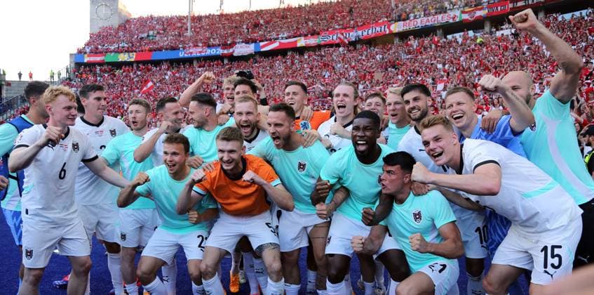 Sport Bilder des Tages Österreich Mannschaft feiert Sieg vor den Fans Freude Emotion Jubel nach Spielende Fußball Fussball Europameisterschaft Euro 2024 EM Herren Saison 2023 2024 25.06.2024 Niederlande NED vs. Österreich AUT in Berlin DFL regulations prohibit any use of photographs as image sequences and or quasi-video.