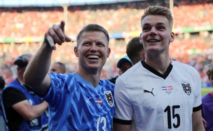 Torwart Patrick Pentz, Philipp Lienhart, Österreich Mannschaft feiert Sieg vor den Fans Freude Emotion Jubel nach Spielende Fußball Fussball Europameisterschaft Euro 2024 EM Herren Saison 2023 2024 25.06.2024 Niederlande NED vs. Österreich AUT in Berlin DFL regulations prohibit any use of photographs as image sequences and or quasi-video.