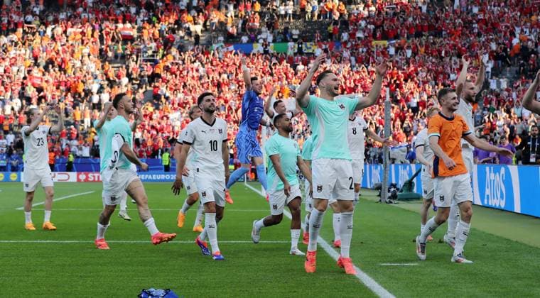 Österreich Mannschaft feiert Sieg vor den Fans Freude Emotion Jubel nach Spielende Fußball Fussball Europameisterschaft Euro 2024 EM Herren Saison 2023 2024 25.06.2024 Niederlande NED vs. Österreich AUT in Berlin DFL regulations prohibit any use of photographs as image sequences and or quasi-video.