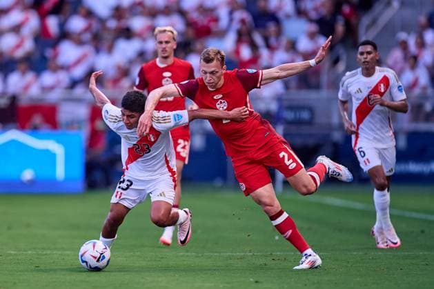RECORD DATE NOT STATED Copa America USA 2024 Peru vs Canada Piero Quispe (L) of Peru fights for the ball with Alistair Johnston (R) of Canada during the game between Peru and Canada as part of the CONMEBOL Copa America USA 2024 group A, at Childrens Mercy Park Stadium, on June 25, 2024 in Kansas City, Kansas, United States. KANSAS CITY KANSAS UNITED STATES  Copyright: xJosexLuisxMelgarejox 20240625173300_CA_GA_2024_PER_CAN_QUISPE94