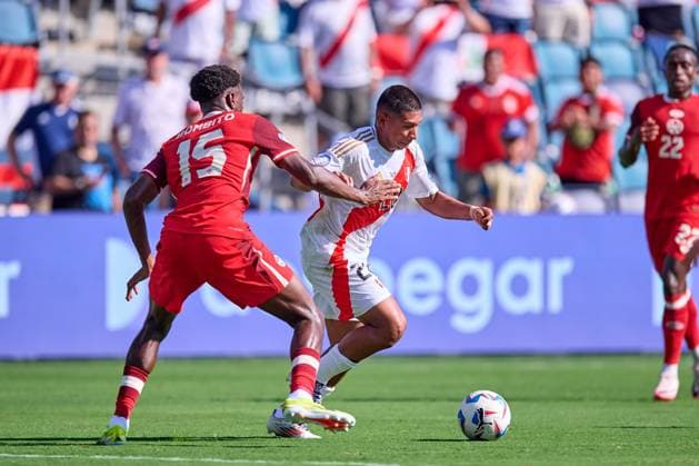 RECORD DATE NOT STATED Copa America USA 2024 Peru vs Canada Moise Bombito (L) of Canada fights for the ball with Edison Flores (R) of Peru during the game between Peru and Canada as part of the CONMEBOL Copa America USA 2024 group A, at Childrens Mercy Park Stadium, on June 25, 2024 in Kansas City, Kansas, United States. KANSAS CITY KANSAS UNITED STATES  Copyright: xJosexLuisxMelgarejox 20240625174732_CA_GA_2024_PER_CAN_FLORES109