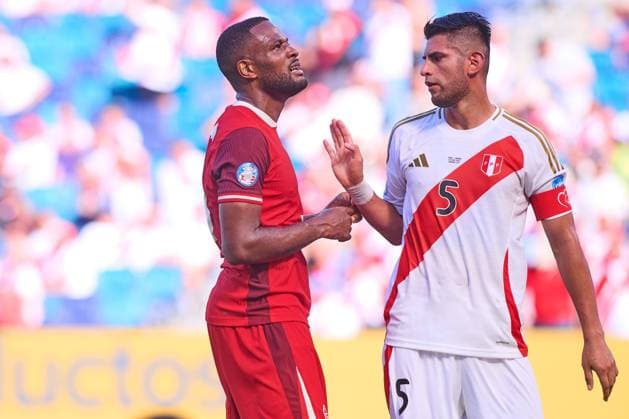 RECORD DATE NOT STATED Copa America USA 2024 Peru vs Canada Cyle Larin (L) of Canada and Carlos Zambrano (R) of Peru during the game between Peru and Canada as part of the CONMEBOL Copa America USA 2024 group A, at Childrens Mercy Park Stadium, on June 25, 2024 in Kansas City, Kansas, United States. KANSAS CITY KANSAS UNITED STATES  Copyright: xJONATHANxDUENASx 20240625173517_CA_GA_2024_PER_CAN_LARIN95