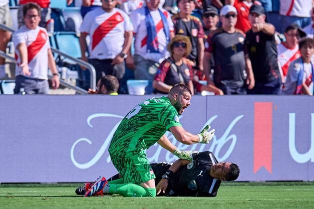 RECORD DATE NOT STATED Copa America USA 2024 Peru vs Canada Assistant Referee Humberto Panjoj of Guatemala receives Attention of Maxime Crepeau of Canada during the game between Peru and Canada as part of the CONMEBOL Copa America USA 2024 group A, at Childrens Mercy Park Stadium, on June 25, 2024 in Kansas City, Kansas, United States. KANSAS CITY KANSAS UNITED STATES  Copyright: xJosexLuisxMelgarejox 20240625175657_CA_GA_2024_PER_CAN_PANJOJ123