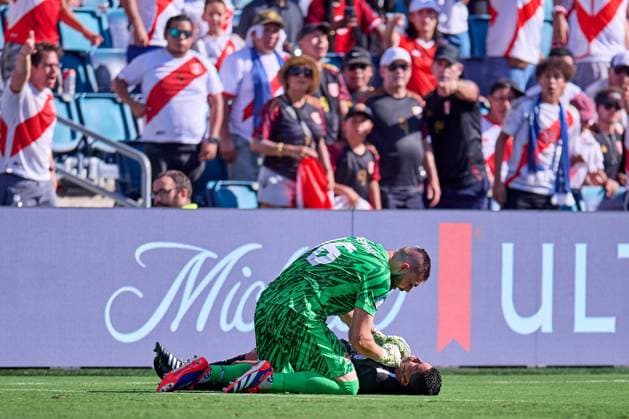 RECORD DATE NOT STATED Copa America USA 2024 Peru vs Canada Assistant Referee Humberto Panjoj of Guatemala receives Attention of Maxime Crepeau of Canada during the game between Peru and Canada as part of the CONMEBOL Copa America USA 2024 group A, at Childrens Mercy Park Stadium, on June 25, 2024 in Kansas City, Kansas, United States. KANSAS CITY KANSAS UNITED STATES  Copyright: xJosexLuisxMelgarejox 20240625175936_CA_GA_2024_PER_CAN_PANJOJ124