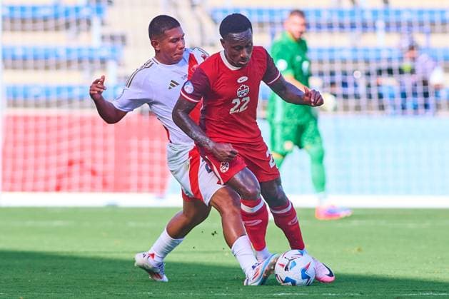 RECORD DATE NOT STATED Copa America USA 2024 Peru vs Canada Edison Flores (L) of Peru fights for the ball with Richie Laryea (R) of Canada during the game between Peru and Canada as part of the CONMEBOL Copa America USA 2024 group A, at Childrens Mercy Park Stadium, on June 25, 2024 in Kansas City, Kansas, United States. KANSAS CITY KANSAS UNITED STATES  Copyright: xJONATHANxDUENASx 20240625181707_CA_GA_2024_PER_CAN_LARYEA139