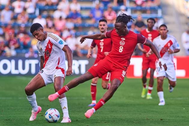 RECORD DATE NOT STATED Copa America USA 2024 Peru vs Canada Wilder Cartagena (L) of Peru fights for the ball with Ismael One (R) of Canada during the game between Peru and Canada as part of the CONMEBOL Copa America USA 2024 group A, at Childrens Mercy Park Stadium, on June 25, 2024 in Kansas City, Kansas, United States. KANSAS CITY KANSAS UNITED STATES  Copyright: xJONATHANxDUENASx 20240625181710_CA_GA_2024_PER_CAN_KONE135