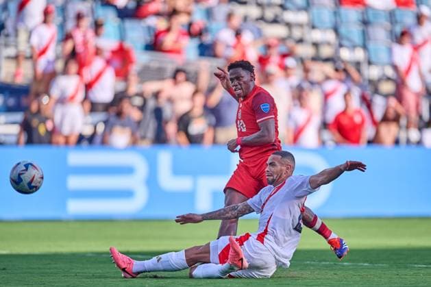 RECORD DATE NOT STATED Copa America USA 2024 Peru vs Canada Jonathan David (L) of Canada fights for the ball with Alexander Callens (R) of Peru during the game between Peru and Canada as part of the CONMEBOL Copa America USA 2024 group A, at Childrens Mercy Park Stadium, on June 25, 2024 in Kansas City, Kansas, United States. KANSAS CITY KANSAS UNITED STATES  Copyright: xJosexLuisxMelgarejox 20240625184619_CA_GA_2024_PER_CAN_DAVID165