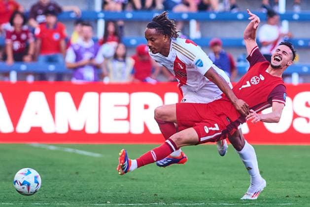 RECORD DATE NOT STATED Copa America USA 2024 Peru vs Canada Andre Carrillo (R) of Peru fights for the ball with Stephen Eustaquio (R) of Canada during the game between Peru and Canada as part of the CONMEBOL Copa America USA 2024 group A, at Childrens Mercy Park Stadium, on June 25, 2024 in Kansas City, Kansas, United States. KANSAS CITY KANSAS UNITED STATES  Copyright: xJONATHANxDUENASx 20240625190125_CA_GA_2024_PER_CAN_CARRILLO186