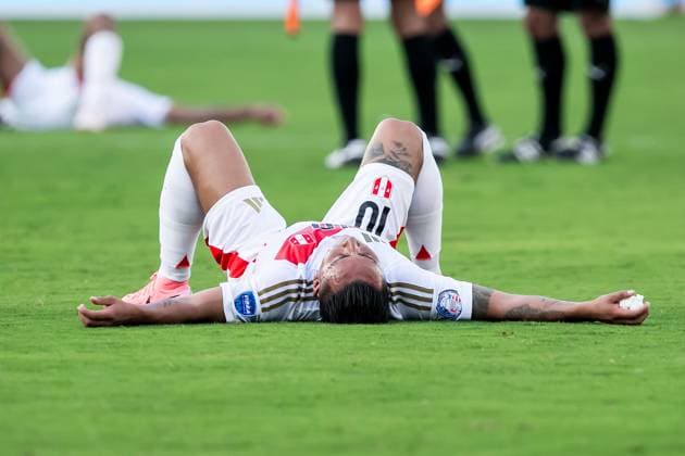KANSAS CITY, KS - JUNE 25: Peru midfielder Christian Cueva (10) collapses post match after his teams loss during the COPA America group A match between Canada and Peru on Tuesday June 25, 2024 at Children™s Mercy Park in Kansas City, KS. (Photo by Nick Tre. Smith Icon Sportswire) SOCCER: JUN 25 CONMEBOL Copa America - Peru vs Canada EDITORIAL USE ONLY Icon2406250132