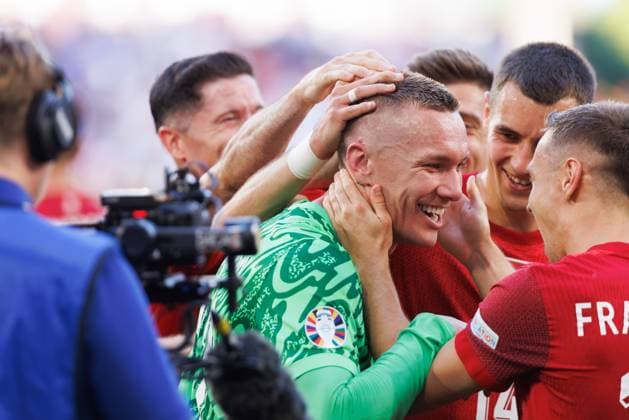 Sport Bilder des Tages June 25, 2024, Dortmund, Germany: Lukasz Skorupski (Poland) seen around his teammates celebrating man of the match award during the UEFA EURO, EM, Europameisterschaft,Fussball 2024 game between national teams of France and Poland at Signal Iduna Park. Final score; France 1:1 Poland Dortmund Germany - ZUMAs197 20240625_aaa_s197_111 Copyright: xMaciejxRogowskix