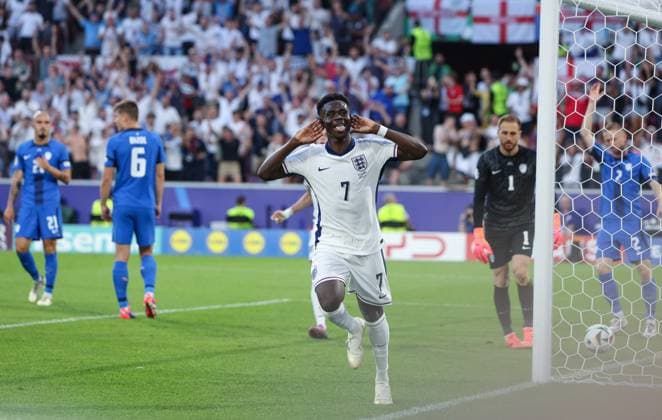 (240626) -- COLOGNE, June 26, 2024 -- Bukayo Saka (Front) of England celebrates scoring a goal which is later disallowed during the UEFA EURO, EM, Europameisterschaft,Fussball 2024 Group C match between England and Slovenia in Cologne, Germany, June 25, 2024. ) (SP)GERMANY-COLOGNE-FOOTBALL-EURO 2024-ENGLAND VS SLOVENIA BaixXuefei 