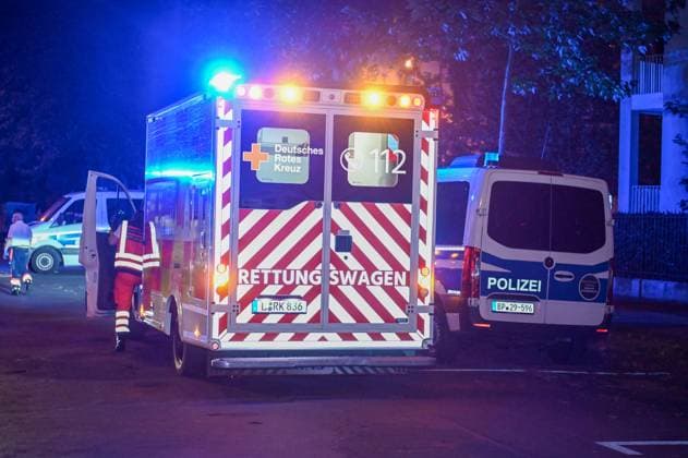 Leipzig - Nach EM-Spiel-Niederlage: Kroaten schlagen auf Gruppe Italiener ein - zwei Verletzte, Täter noch vor Ort gefasst 25.06.2024 gegen 0 Uhr Leipzig, Beethovenstraße Nach der Niederlage der Kroaten im EM-Vorrundenspiel gegen Italien im Stadion Leipzig kam es im Stadtteil Zentrum-Süd in der Nacht zu Dienstag zu einer Schlägerei zwischen zwei Fangruppierungen. Wie die Polizei mitteilt, seien die Italiener unvermittelt von mehreren Kroaten in der Beethovenstraße angegriffen und verletzt worden. Zwei italienische Fans mussten von Rettungwägen vor Ort behandelt werden, ein Mann kam sogar aufgrund seiner Verletzungen zur weiteren Behandlung in eine Klinik. Die Polizei konnte die Polizei noch vor Ort stellen. Leipzig Sachsen Deutschland Copyright: xEHLxMediax 240625_em-schlaegerei-leipzig_1