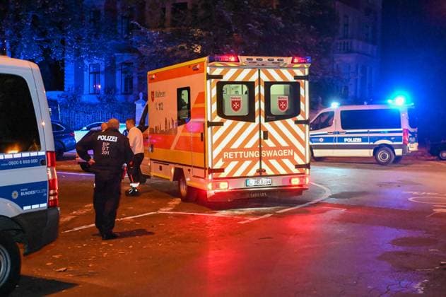 Leipzig - Nach EM-Spiel-Niederlage: Kroaten schlagen auf Gruppe Italiener ein - zwei Verletzte, Täter noch vor Ort gefasst 25.06.2024 gegen 0 Uhr Leipzig, Beethovenstraße Nach der Niederlage der Kroaten im EM-Vorrundenspiel gegen Italien im Stadion Leipzig kam es im Stadtteil Zentrum-Süd in der Nacht zu Dienstag zu einer Schlägerei zwischen zwei Fangruppierungen. Wie die Polizei mitteilt, seien die Italiener unvermittelt von mehreren Kroaten in der Beethovenstraße angegriffen und verletzt worden. Zwei italienische Fans mussten von Rettungwägen vor Ort behandelt werden, ein Mann kam sogar aufgrund seiner Verletzungen zur weiteren Behandlung in eine Klinik. Die Polizei konnte die Polizei noch vor Ort stellen. Leipzig Sachsen Deutschland Copyright: xEHLxMediax 240625_em-schlaegerei-leipzig_10