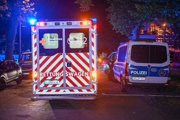 Leipzig - Nach EM-Spiel-Niederlage: Kroaten schlagen auf Gruppe Italiener ein - zwei Verletzte, Täter noch vor Ort gefasst 25.06.2024 gegen 0 Uhr Leipzig, Beethovenstraße Nach der Niederlage der Kroaten im EM-Vorrundenspiel gegen Italien im Stadion Leipzig kam es im Stadtteil Zentrum-Süd in der Nacht zu Dienstag zu einer Schlägerei zwischen zwei Fangruppierungen. Wie die Polizei mitteilt, seien die Italiener unvermittelt von mehreren Kroaten in der Beethovenstraße angegriffen und verletzt worden. Zwei italienische Fans mussten von Rettungwägen vor Ort behandelt werden, ein Mann kam sogar aufgrund seiner Verletzungen zur weiteren Behandlung in eine Klinik. Die Polizei konnte die Polizei noch vor Ort stellen. Leipzig Sachsen Deutschland Copyright: xEHLxMediax 240625_em-schlaegerei-leipzig_2