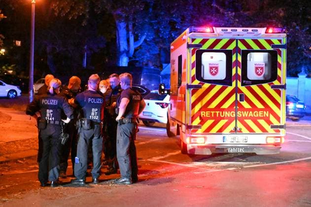Leipzig - Nach EM-Spiel-Niederlage: Kroaten schlagen auf Gruppe Italiener ein - zwei Verletzte, Täter noch vor Ort gefasst 25.06.2024 gegen 0 Uhr Leipzig, Beethovenstraße Nach der Niederlage der Kroaten im EM-Vorrundenspiel gegen Italien im Stadion Leipzig kam es im Stadtteil Zentrum-Süd in der Nacht zu Dienstag zu einer Schlägerei zwischen zwei Fangruppierungen. Wie die Polizei mitteilt, seien die Italiener unvermittelt von mehreren Kroaten in der Beethovenstraße angegriffen und verletzt worden. Zwei italienische Fans mussten von Rettungwägen vor Ort behandelt werden, ein Mann kam sogar aufgrund seiner Verletzungen zur weiteren Behandlung in eine Klinik. Die Polizei konnte die Polizei noch vor Ort stellen. Leipzig Sachsen Deutschland Copyright: xEHLxMediax 240625_em-schlaegerei-leipzig_3