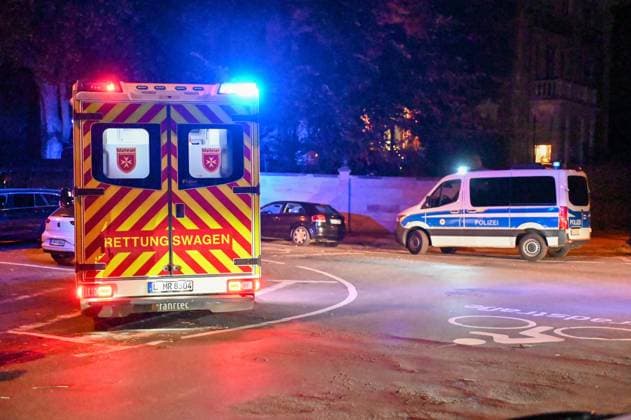 Leipzig - Nach EM-Spiel-Niederlage: Kroaten schlagen auf Gruppe Italiener ein - zwei Verletzte, Täter noch vor Ort gefasst 25.06.2024 gegen 0 Uhr Leipzig, Beethovenstraße Nach der Niederlage der Kroaten im EM-Vorrundenspiel gegen Italien im Stadion Leipzig kam es im Stadtteil Zentrum-Süd in der Nacht zu Dienstag zu einer Schlägerei zwischen zwei Fangruppierungen. Wie die Polizei mitteilt, seien die Italiener unvermittelt von mehreren Kroaten in der Beethovenstraße angegriffen und verletzt worden. Zwei italienische Fans mussten von Rettungwägen vor Ort behandelt werden, ein Mann kam sogar aufgrund seiner Verletzungen zur weiteren Behandlung in eine Klinik. Die Polizei konnte die Polizei noch vor Ort stellen. Leipzig Sachsen Deutschland Copyright: xEHLxMediax 240625_em-schlaegerei-leipzig_4