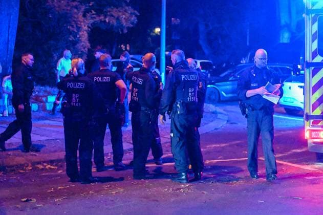 Leipzig - Nach EM-Spiel-Niederlage: Kroaten schlagen auf Gruppe Italiener ein - zwei Verletzte, Täter noch vor Ort gefasst 25.06.2024 gegen 0 Uhr Leipzig, Beethovenstraße Nach der Niederlage der Kroaten im EM-Vorrundenspiel gegen Italien im Stadion Leipzig kam es im Stadtteil Zentrum-Süd in der Nacht zu Dienstag zu einer Schlägerei zwischen zwei Fangruppierungen. Wie die Polizei mitteilt, seien die Italiener unvermittelt von mehreren Kroaten in der Beethovenstraße angegriffen und verletzt worden. Zwei italienische Fans mussten von Rettungwägen vor Ort behandelt werden, ein Mann kam sogar aufgrund seiner Verletzungen zur weiteren Behandlung in eine Klinik. Die Polizei konnte die Polizei noch vor Ort stellen. Leipzig Sachsen Deutschland Copyright: xEHLxMediax 240625_em-schlaegerei-leipzig_5