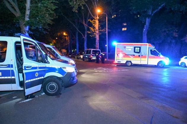 Leipzig - Nach EM-Spiel-Niederlage: Kroaten schlagen auf Gruppe Italiener ein - zwei Verletzte, Täter noch vor Ort gefasst 25.06.2024 gegen 0 Uhr Leipzig, Beethovenstraße Nach der Niederlage der Kroaten im EM-Vorrundenspiel gegen Italien im Stadion Leipzig kam es im Stadtteil Zentrum-Süd in der Nacht zu Dienstag zu einer Schlägerei zwischen zwei Fangruppierungen. Wie die Polizei mitteilt, seien die Italiener unvermittelt von mehreren Kroaten in der Beethovenstraße angegriffen und verletzt worden. Zwei italienische Fans mussten von Rettungwägen vor Ort behandelt werden, ein Mann kam sogar aufgrund seiner Verletzungen zur weiteren Behandlung in eine Klinik. Die Polizei konnte die Polizei noch vor Ort stellen. Leipzig Sachsen Deutschland Copyright: xEHLxMediax 240625_em-schlaegerei-leipzig_6