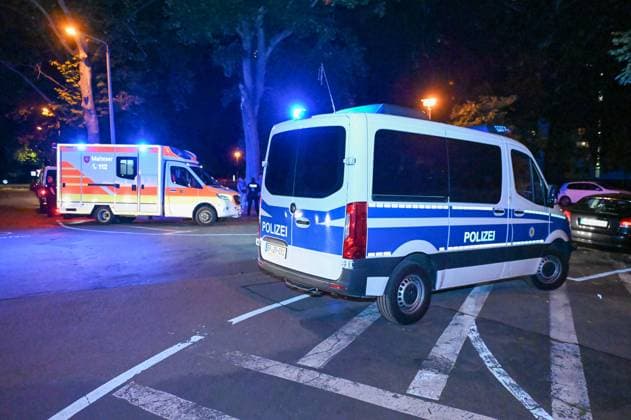 Leipzig - Nach EM-Spiel-Niederlage: Kroaten schlagen auf Gruppe Italiener ein - zwei Verletzte, Täter noch vor Ort gefasst 25.06.2024 gegen 0 Uhr Leipzig, Beethovenstraße Nach der Niederlage der Kroaten im EM-Vorrundenspiel gegen Italien im Stadion Leipzig kam es im Stadtteil Zentrum-Süd in der Nacht zu Dienstag zu einer Schlägerei zwischen zwei Fangruppierungen. Wie die Polizei mitteilt, seien die Italiener unvermittelt von mehreren Kroaten in der Beethovenstraße angegriffen und verletzt worden. Zwei italienische Fans mussten von Rettungwägen vor Ort behandelt werden, ein Mann kam sogar aufgrund seiner Verletzungen zur weiteren Behandlung in eine Klinik. Die Polizei konnte die Polizei noch vor Ort stellen. Leipzig Sachsen Deutschland Copyright: xEHLxMediax 240625_em-schlaegerei-leipzig_7