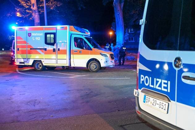 Leipzig - Nach EM-Spiel-Niederlage: Kroaten schlagen auf Gruppe Italiener ein - zwei Verletzte, Täter noch vor Ort gefasst 25.06.2024 gegen 0 Uhr Leipzig, Beethovenstraße Nach der Niederlage der Kroaten im EM-Vorrundenspiel gegen Italien im Stadion Leipzig kam es im Stadtteil Zentrum-Süd in der Nacht zu Dienstag zu einer Schlägerei zwischen zwei Fangruppierungen. Wie die Polizei mitteilt, seien die Italiener unvermittelt von mehreren Kroaten in der Beethovenstraße angegriffen und verletzt worden. Zwei italienische Fans mussten von Rettungwägen vor Ort behandelt werden, ein Mann kam sogar aufgrund seiner Verletzungen zur weiteren Behandlung in eine Klinik. Die Polizei konnte die Polizei noch vor Ort stellen. Leipzig Sachsen Deutschland Copyright: xEHLxMediax 240625_em-schlaegerei-leipzig_8