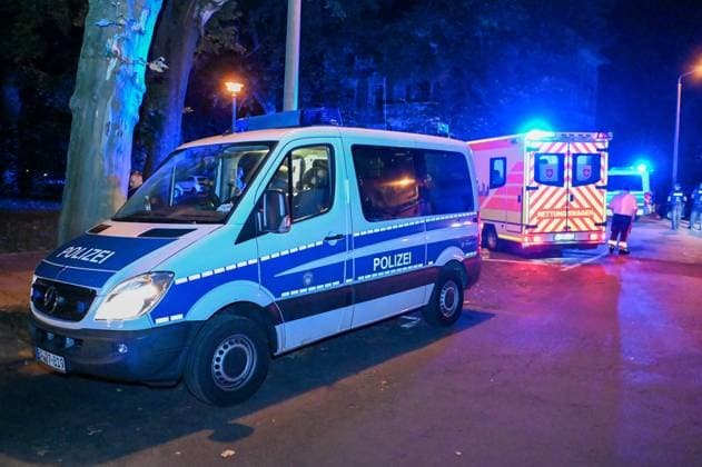 Leipzig - Nach EM-Spiel-Niederlage: Kroaten schlagen auf Gruppe Italiener ein - zwei Verletzte, Täter noch vor Ort gefasst 25.06.2024 gegen 0 Uhr Leipzig, Beethovenstraße Nach der Niederlage der Kroaten im EM-Vorrundenspiel gegen Italien im Stadion Leipzig kam es im Stadtteil Zentrum-Süd in der Nacht zu Dienstag zu einer Schlägerei zwischen zwei Fangruppierungen. Wie die Polizei mitteilt, seien die Italiener unvermittelt von mehreren Kroaten in der Beethovenstraße angegriffen und verletzt worden. Zwei italienische Fans mussten von Rettungwägen vor Ort behandelt werden, ein Mann kam sogar aufgrund seiner Verletzungen zur weiteren Behandlung in eine Klinik. Die Polizei konnte die Polizei noch vor Ort stellen. Leipzig Sachsen Deutschland Copyright: xEHLxMediax 240625_em-schlaegerei-leipzig_9