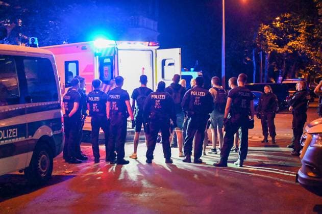 Leipzig - Nach EM-Spiel-Niederlage: Kroaten schlagen auf Gruppe Italiener ein - zwei Verletzte, Täter noch vor Ort gefasst 25.06.2024 gegen 0 Uhr Leipzig, Beethovenstraße Nach der Niederlage der Kroaten im EM-Vorrundenspiel gegen Italien im Stadion Leipzig kam es im Stadtteil Zentrum-Süd in der Nacht zu Dienstag zu einer Schlägerei zwischen zwei Fangruppierungen. Wie die Polizei mitteilt, seien die Italiener unvermittelt von mehreren Kroaten in der Beethovenstraße angegriffen und verletzt worden. Zwei italienische Fans mussten von Rettungwägen vor Ort behandelt werden, ein Mann kam sogar aufgrund seiner Verletzungen zur weiteren Behandlung in eine Klinik. Die Polizei konnte die Polizei noch vor Ort stellen. Leipzig Sachsen Deutschland Copyright: xEHLxMediax 240625_em-schlaegerei-leipzig_11