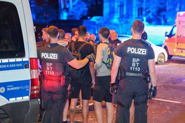 Leipzig - Nach EM-Spiel-Niederlage: Kroaten schlagen auf Gruppe Italiener ein - zwei Verletzte, Täter noch vor Ort gefasst 25.06.2024 gegen 0 Uhr Leipzig, Beethovenstraße Nach der Niederlage der Kroaten im EM-Vorrundenspiel gegen Italien im Stadion Leipzig kam es im Stadtteil Zentrum-Süd in der Nacht zu Dienstag zu einer Schlägerei zwischen zwei Fangruppierungen. Wie die Polizei mitteilt, seien die Italiener unvermittelt von mehreren Kroaten in der Beethovenstraße angegriffen und verletzt worden. Zwei italienische Fans mussten von Rettungwägen vor Ort behandelt werden, ein Mann kam sogar aufgrund seiner Verletzungen zur weiteren Behandlung in eine Klinik. Die Polizei konnte die Polizei noch vor Ort stellen. Leipzig Sachsen Deutschland Copyright: xEHLxMediax 240625_em-schlaegerei-leipzig_12