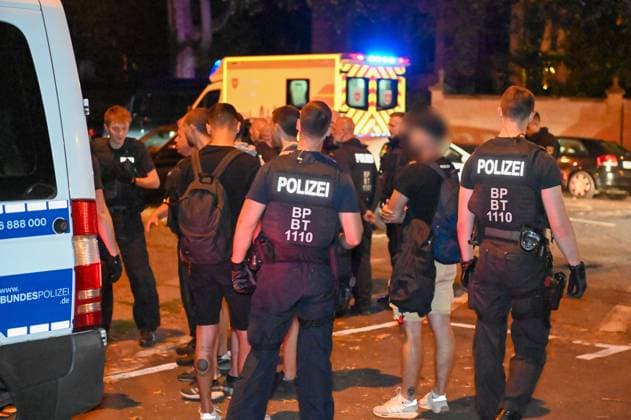 Leipzig - Nach EM-Spiel-Niederlage: Kroaten schlagen auf Gruppe Italiener ein - zwei Verletzte, Täter noch vor Ort gefasst 25.06.2024 gegen 0 Uhr Leipzig, Beethovenstraße Nach der Niederlage der Kroaten im EM-Vorrundenspiel gegen Italien im Stadion Leipzig kam es im Stadtteil Zentrum-Süd in der Nacht zu Dienstag zu einer Schlägerei zwischen zwei Fangruppierungen. Wie die Polizei mitteilt, seien die Italiener unvermittelt von mehreren Kroaten in der Beethovenstraße angegriffen und verletzt worden. Zwei italienische Fans mussten von Rettungwägen vor Ort behandelt werden, ein Mann kam sogar aufgrund seiner Verletzungen zur weiteren Behandlung in eine Klinik. Die Polizei konnte die Polizei noch vor Ort stellen. Leipzig Sachsen Deutschland Copyright: xEHLxMediax 240625_em-schlaegerei-leipzig_13
