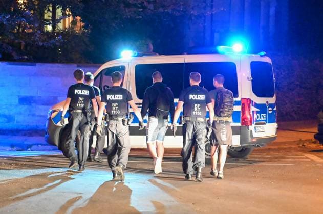 Leipzig - Nach EM-Spiel-Niederlage: Kroaten schlagen auf Gruppe Italiener ein - zwei Verletzte, Täter noch vor Ort gefasst 25.06.2024 gegen 0 Uhr Leipzig, Beethovenstraße Nach der Niederlage der Kroaten im EM-Vorrundenspiel gegen Italien im Stadion Leipzig kam es im Stadtteil Zentrum-Süd in der Nacht zu Dienstag zu einer Schlägerei zwischen zwei Fangruppierungen. Wie die Polizei mitteilt, seien die Italiener unvermittelt von mehreren Kroaten in der Beethovenstraße angegriffen und verletzt worden. Zwei italienische Fans mussten von Rettungwägen vor Ort behandelt werden, ein Mann kam sogar aufgrund seiner Verletzungen zur weiteren Behandlung in eine Klinik. Die Polizei konnte die Polizei noch vor Ort stellen. Leipzig Sachsen Deutschland Copyright: xEHLxMediax 240625_em-schlaegerei-leipzig_14