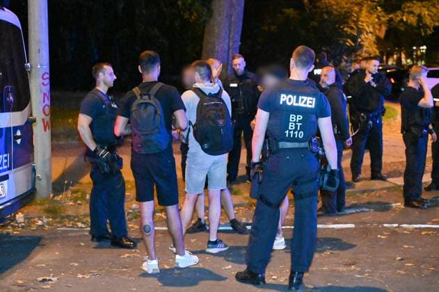 Leipzig - Nach EM-Spiel-Niederlage: Kroaten schlagen auf Gruppe Italiener ein - zwei Verletzte, Täter noch vor Ort gefasst 25.06.2024 gegen 0 Uhr Leipzig, Beethovenstraße Nach der Niederlage der Kroaten im EM-Vorrundenspiel gegen Italien im Stadion Leipzig kam es im Stadtteil Zentrum-Süd in der Nacht zu Dienstag zu einer Schlägerei zwischen zwei Fangruppierungen. Wie die Polizei mitteilt, seien die Italiener unvermittelt von mehreren Kroaten in der Beethovenstraße angegriffen und verletzt worden. Zwei italienische Fans mussten von Rettungwägen vor Ort behandelt werden, ein Mann kam sogar aufgrund seiner Verletzungen zur weiteren Behandlung in eine Klinik. Die Polizei konnte die Polizei noch vor Ort stellen. Leipzig Sachsen Deutschland Copyright: xEHLxMediax 240625_em-schlaegerei-leipzig_15