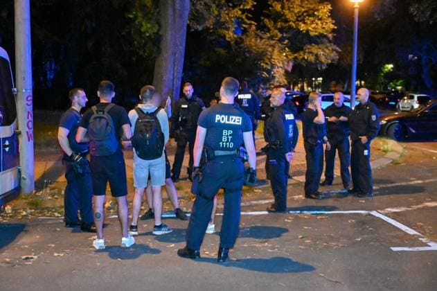 Leipzig - Nach EM-Spiel-Niederlage: Kroaten schlagen auf Gruppe Italiener ein - zwei Verletzte, Täter noch vor Ort gefasst 25.06.2024 gegen 0 Uhr Leipzig, Beethovenstraße Nach der Niederlage der Kroaten im EM-Vorrundenspiel gegen Italien im Stadion Leipzig kam es im Stadtteil Zentrum-Süd in der Nacht zu Dienstag zu einer Schlägerei zwischen zwei Fangruppierungen. Wie die Polizei mitteilt, seien die Italiener unvermittelt von mehreren Kroaten in der Beethovenstraße angegriffen und verletzt worden. Zwei italienische Fans mussten von Rettungwägen vor Ort behandelt werden, ein Mann kam sogar aufgrund seiner Verletzungen zur weiteren Behandlung in eine Klinik. Die Polizei konnte die Polizei noch vor Ort stellen. Leipzig Sachsen Deutschland Copyright: xEHLxMediax 240625_em-schlaegerei-leipzig_16
