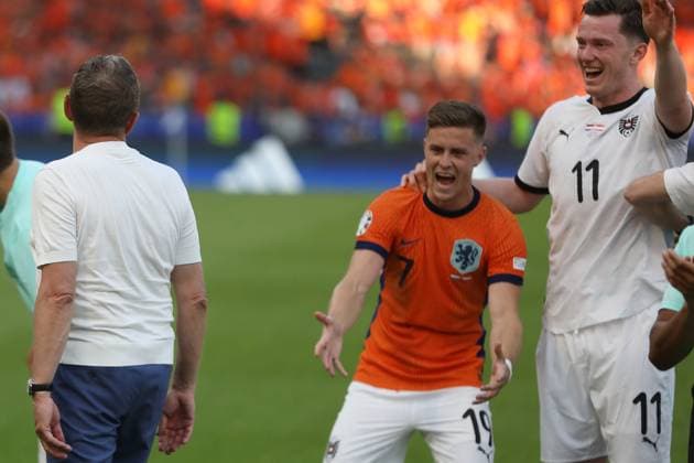 Berlin, Deutschland, 25.06.2024: Olympiastadion: Fußball-EM 2024, Gruppe D, Niederlande - Österreich: Trainer Ralf Rangnick mit Spielern der österreichischen Mannschaft nach dem Sieg, Christoph Baumgartner (19, im Trikot von Xavi Simons an) und Michael Gregoritsch (11) Copyright: xdtsxNachrichtenagenturx dts_41742