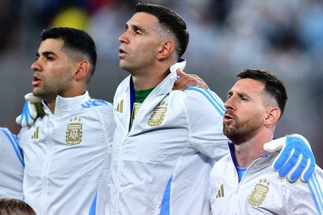RECORD DATE NOT STATED Copa America USA 2024 Chile vs Argentina Emiliano Martinez and Lionel Messi of Argentina during the game between Chile and Argentina as part of the CONMEBOL Copa America USA 2024 group A, at MetLife Stadium, on June 25, 2024 in East Rutherford, New Jersey, United States. EAST RUTHERFORD NEW JERSEY UNITED STATES  Copyright: xAdrianxMaciasx 20240625201217_CA_GA_2024_CHI_ARG_MESSI36