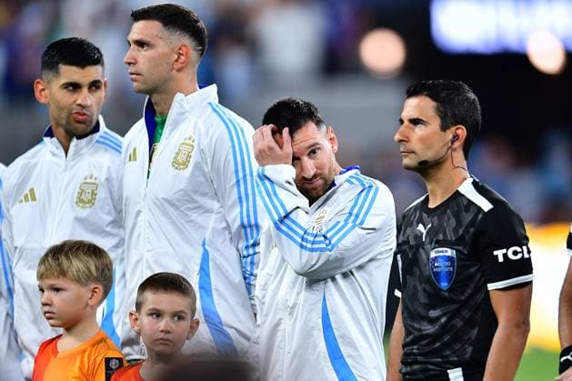 RECORD DATE NOT STATED Copa America USA 2024 Chile vs Argentina Emiliano Martinez and Lionel Messi of Argentina during the game between Chile and Argentina as part of the CONMEBOL Copa America USA 2024 group A, at MetLife Stadium, on June 25, 2024 in East Rutherford, New Jersey, United States. EAST RUTHERFORD NEW JERSEY UNITED STATES  Copyright: xAdrianxMaciasx 20240625201218_CA_GA_2024_CHI_ARG_MESSI37