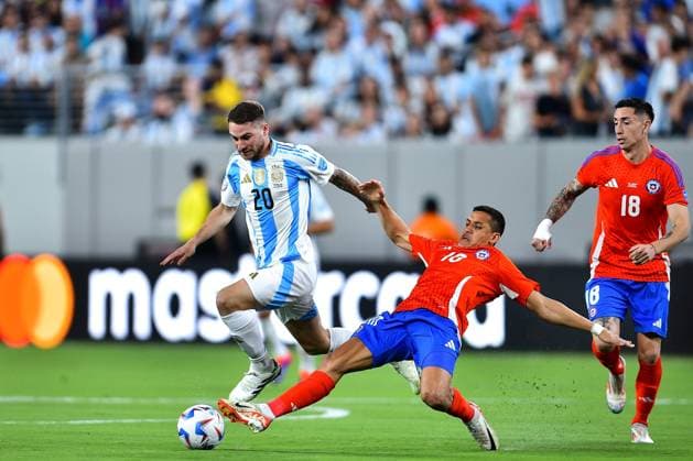 RECORD DATE NOT STATED Copa America USA 2024 Chile vs Argentina Alexis Mac Allister (L) of Argentina fights for the ball with Alexis Sanchez (R) of Chile during the game between Chile and Argentina as part of the CONMEBOL Copa America USA 2024 group A, at MetLife Stadium, on June 25, 2024 in East Rutherford, New Jersey, United States. EAST RUTHERFORD NEW JERSEY UNITED STATES  Copyright: xAdrianxMaciasx 20240625201300_CA_GA_2024_CHI_ARG_ALLISTER41