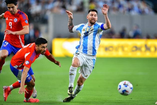RECORD DATE NOT STATED Copa America USA 2024 Chile vs Argentina Gabriel Suazo (L) of Chile fights for the ball with Lionel Messi (R) of Argentina during the game between Chile and Argentina as part of the CONMEBOL Copa America USA 2024 group A, at MetLife Stadium, on June 25, 2024 in East Rutherford, New Jersey, United States. EAST RUTHERFORD NEW JERSEY UNITED STATES  Copyright: xAdrianxMaciasx 20240625203047_CA_GA_2024_CHI_ARG_MESSI45